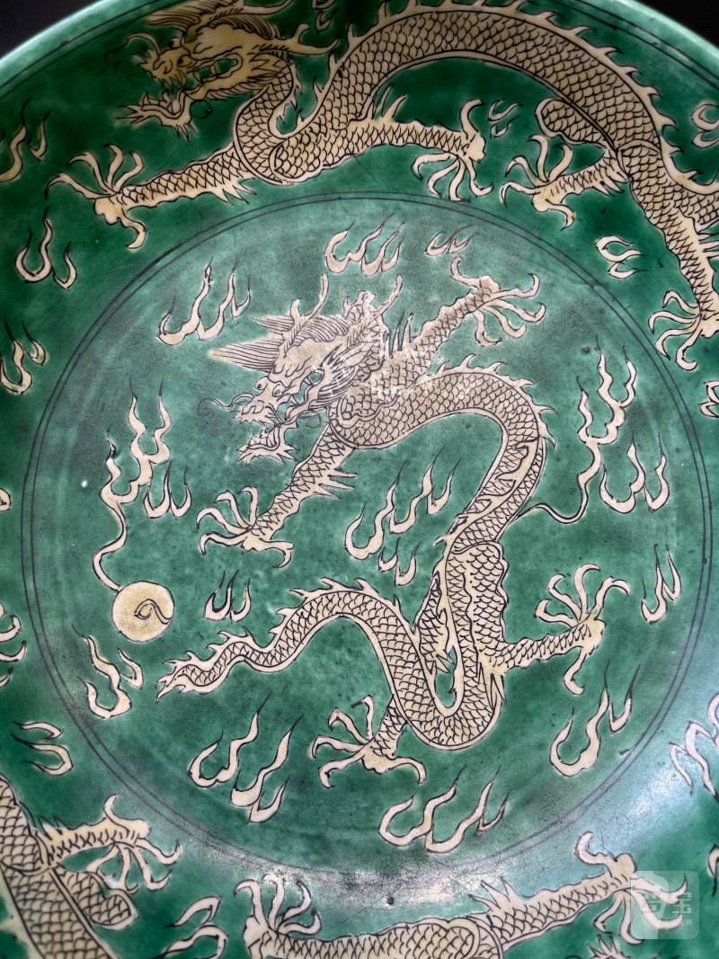 清康熙 苹果绿地黄彩云龙纹盘 - 图3